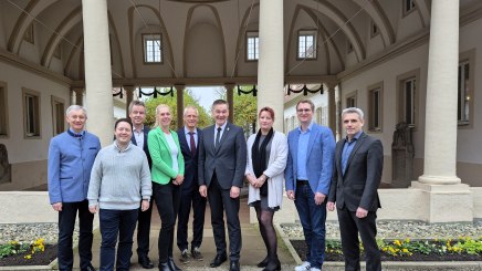 Der neu gewählte Vorstand – von links nach rechts: Die Beisitzer Sepp Barth (Bad Kötzting) und Dr. Christoph Lung (Bad Reichenhall), Schatzmeister Thomas Beck (Bad Bocklet), die Beisitzer Cathrin Herd (Bad Wörishofen) und Max Hillmeier (Bad Hindelang), der BHV-Vorsitzende Peter Berek, Beisitzerin Brita Hohenreiter (Bad Tölz), stv. BHV-Vorsitzender Tobias Kurz und BHV-Geschäftsführer Frank Oette. Der neu gewählte Vorstand – von links nach rechts: Die Beisitzer Sepp Barth (Bad Kötzting) und Dr. Christoph Lung (Bad Reichenhall), Schatzmeister Thomas Beck (Bad Bocklet), die Beisitzer Cathrin Herd (Bad Wörishofen) und Max Hillmeier (Bad Hindelang), der BHV-Vorsitzende Peter Berek, Beisitzerin Brita Hohenreiter (Bad Tölz), stv. BHV-Vorsitzender Tobias Kurz und BHV-Geschäftsführer Frank Oette.