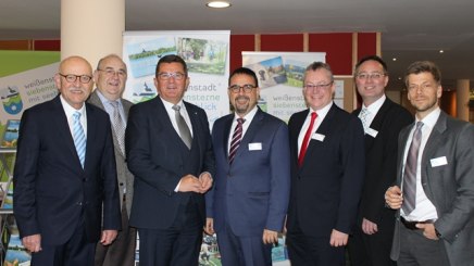 Vorsitzender Klaus Holetschek (Mitte) mit Prof. Rolf Rosenbrock, Gesch&auml;ftsf&uuml;hrer Rudolf Weinberger, Staatssekret&auml;r Franz Josef Pschierer, B&uuml;rgermeister Frank Dreyer, Stephan Gesell und Thomas Miller, &copy; Bayerischer Heilb&auml;der-Verband e.V.