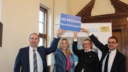 Freude &uuml;ber 100 Millionen &Uuml;bernachtungen in Bayern - von links: Wirtschaftsminister Hubert Aiwanger, die Gesch&auml;ftsf&uuml;hrerin der Bayern Tourismus Marketing GmbH Barbara Radomski, DEHOGA-Pr&auml;sidentin Angela Inselkammer und der BHV-Vorsitzende Klaus Holetschek., &copy; PR-Agentur Rosi Raab