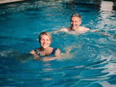 Der Gesundheits- und Präventionstourismus bleibt ein zentraler Wachstumstreiber des Bayerntourismus. Rund 23,3 Millionen Übernachtungen - beinahe jede vierte Nächtigung in Bayern - und 5,6 Millionen Gästeankünfte entfielen 2025 auf Bayerns Heilbäder und Kurorte., © Bayerischer Heilbäder-Verband e.V.; Foto: Leonie Lorenz Der Gesundheits- und Präventionstourismus bleibt ein zentraler Wachstumstreiber des Bayerntourismus. Rund 23,3 Millionen Übernachtungen - beinahe jede vierte Nächtigung in Bayern - und 5,6 Millionen Gästeankünfte entfielen 2025 auf Bayerns Heilbäder und Kurorte., © Bayerischer Heilbäder-Verband e.V.; Foto: Leonie Lorenz