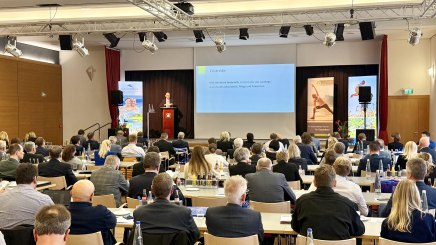 Der Vorsitzende des Gesundheitsausschusses im Bayerischen Landtag, Bernhard Seidenath, w&uuml;rdigte die Kurorte als unverzichtbaren Bestandteil des bayerischen Gesundheitssystems: "Unsere Heilb&auml;der sind eine Bank f&uuml;r die Gesundheit. Sie sind eine starke S&auml;ule f&uuml;r den Freistaat Bayern." Foto: BHV