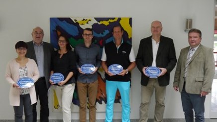 Gesch&auml;ftsf&uuml;hrer Rudolf Weinberger (2 v.l.) und Schulungsleiter Gerhard Winklhofer (rechts) gratulieren den f&uuml;nf Leistungserbringern (v.l.) Anja H&ouml;sl, Silke Schwichtenberg-Fuchs, Alexander Stopp, Mario Hikli und Heinrich Saller zur erfolgreich absolvierten Weiterbildung, &copy; Kur- &amp; G&auml;steService - Gesundheit ServiceCenter, Bad F&uuml;ssing