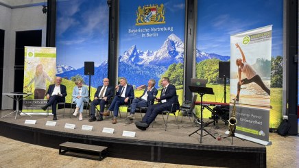 Podiumsdiskussion mit v.l. Dr. Johannes Nießen (BIÖG), Sabine Dittmar (MdB), Dr. Georg Kippels (Parlamentarischer Staatssekretär, BMG), Peter Berek (1. Vorsitzender BHV), Prof. Dr. Andreas Michalsen (Charité Berlin), Dr. Alexander Steinmann (Staatsministerium für Gesundheit, Pflege und Prävention, Bayern), © Bayerischer Heilbäder-Verband e.V.