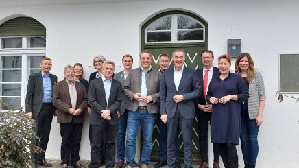 Bayerns Gesundheitsreiseziele setzen 2026 auf weiteres Wachstum. Das Pr&auml;dikat &bdquo;Bad&ldquo; soll dabei auch k&uuml;nftig Markenzeichen, Standortfaktor und Qualit&auml;tsversprechen zugleich sein, wie der Bayerische Heilb&auml;der-Verband (BHV) bei seiner Vorstandssitzung im oberbayerischen Bad T&ouml;lz (Landkreis Bad T&ouml;lz-Wolfratshausen) deutlich machte. Hinten v.l.: Thomas Jahn (Vorsitzender Marketingausschuss), Julia Stetter (Bayerisches Staatsministerium f&uuml;r Ern&auml;hrung, Landwirtschaft, Forsten und Tourismus), Frau Luise Turkowski (Bayerisches Staatsministerium f&uuml;r Ern&auml;hrung, Landwirtschaft, Forsten und Tourismus), Tobias Kurz (2. Vorsitzender), Thomas Beck (Schatzmeister), Viktor Gr&ouml;ll (Rechnungspr&uuml;fer), Magdalena Resch (Gesch&auml;ftsstelle); vorne v.l.: Dr. Christian Alex (Beratender Arzt), Frank Oette (Gesch&auml;ftsf&uuml;hrer), Dr. Ingo Mehner (Erster B&uuml;rgermeister Bad T&ouml;lz), Peter Berek (1. Vorsitzender), Brita Hohenreiter (Vorstandsmitglied und Kurdirektorin Bad T&ouml;lz)Foto: Bayerischer Heilb&auml;der-Verband