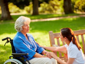 Pflegekr&auml;fte haben aufgrund hoher Arbeitsbelastung nur selten Zeit f&uuml;r ein ausf&uuml;hrliches Gespr&auml;ch, &copy; Bayerischer Heilb&auml;der-Verband e.V.