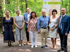 Anl&auml;sslich der Ver&ouml;ffentlichung des Handbuches zur Entwicklung von zertifizierten Kur- und Heilw&auml;ldern in Bayern die Autorinnen von links Dipl. Ing. Eva Robl, Dr. Gisela Immich und  Prof. Dr. Dr. Angela Schuh von der Ludwig-Maximilians Universit&auml;t mit dem BHV-Vorsitzenden Peter Berek, Prof. Eberhard Volger und Ute Ammerpohl vom Kompetenzzentrum und Wirtschaftsminister Hubert Aiwanger / Foto  BHV