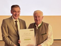 Bayerns Heilb&auml;derpr&auml;sident Peter Berek (links) ernennt Karl Zettl (rechts) im Rahmen des Bayerischen Heilb&auml;dertags in Bad Griesbach zum Ehrenmitglied des Bayerischen Heilb&auml;der-Verbands. Foto: BHV
