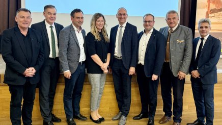 79. Bayerischer Heilbädertag: Christian Bredl, Leiter der Landesvertretung Bayern von der Techniker Krankenkasse, Bayerns Heilbäder-Präsident Landrat Peter Berek, Passaus Landrat Raimund Kneidinger, Magdalena Resch von der Geschäftsstelle des Bayerischen Heilbäder-Verbands (BHV), Landtagsabgeordneter Bernhard Seidenath, Vorsitzender des Ausschusses für Gesundheit, Pflege und Prävention, Landtagsabgeordneter Stefan Meyer, Bad Griesbachs Bürgermeister Jürgen Fundke und BHV-Geschäftsführer Frank Oette (von links nach rechts). Foto: BHV