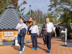 Bad Rodachs Bürgermeister Tobias Ehrlicher, Frank Oette, Geschäftsführer des Bayerischen Heilbäder-Verbands und Bayerns Heilbäderpräsident Landrat Peter Berek beim Rundgang über das Gelände der ThermeNatur Bad Rodach (Kreis Coburg). Foto: BHV/Mykhailov, © Bayerischer Heilbäder-Verband e.V. Bad Rodachs Bürgermeister Tobias Ehrlicher, Frank Oette, Geschäftsführer des Bayerischen Heilbäder-Verbands und Bayerns Heilbäderpräsident Landrat Peter Berek beim Rundgang über das Gelände der ThermeNatur Bad Rodach (Kreis Coburg). Foto: BHV/Mykhailov, © Bayerischer Heilbäder-Verband e.V.