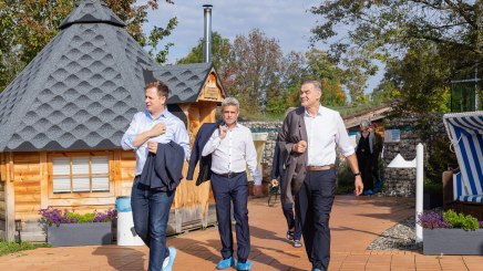 Bad Rodachs B&uuml;rgermeister Tobias Ehrlicher, Frank Oette, Gesch&auml;ftsf&uuml;hrer des Bayerischen Heilb&auml;der-Verbands und Bayerns Heilb&auml;derpr&auml;sident Landrat Peter Berek beim Rundgang &uuml;ber das Gel&auml;nde der ThermeNatur Bad Rodach (Kreis Coburg). Foto: BHV/Mykhailov, &copy; Bayerischer Heilb&auml;der-Verband e.V.
