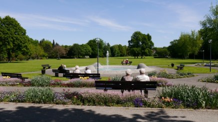 Senioren genießen den Aufenthalt im Kurpark, © Kur- & GästeService Bad Füssing Senioren genießen den Aufenthalt im Kurpark, © Kur- & GästeService Bad Füssing