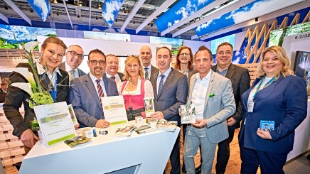 Hubert Aiwanger, Bayerischer Staatsminister f&uuml;r Wirtschaft, Landesentwicklung und Energie (5. v. re.) und Thorsten Glauber, Bayerischer Staatsminister f&uuml;r Umwelt und Verbraucherschutz (4. v. re.) am BHV-Stand auf der ITB mit BHV-Vorsitzendem Klaus Holetschek (3. v. li.), BHV-Projektleiterin Anja Bode (li.), Sonja Kretschmar (re.) und Olaf Seiche (2. v. re.) von T&Uuml;V Rheinland, &copy; bayern.byGert_Krautbauer