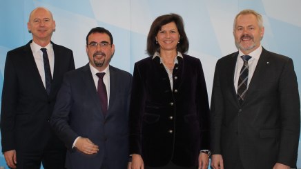 Jahrespressekonferenz: Dr. Martin Spantig (BAYERN TOURISMUS Marketing GmbH), Klaus Holetschek (Bayerischer Heilbäder-Verband e.V.), Ilse Aigner (Bayerische Staatsministerin für Wirtschaft und Medien, Energie und Technologie) und Ulrich N. Brandl (Hotel- und Gaststättenverband DEHOGA Bayern e.V.), © Bayerischer Heilbäder-Verband e.V.